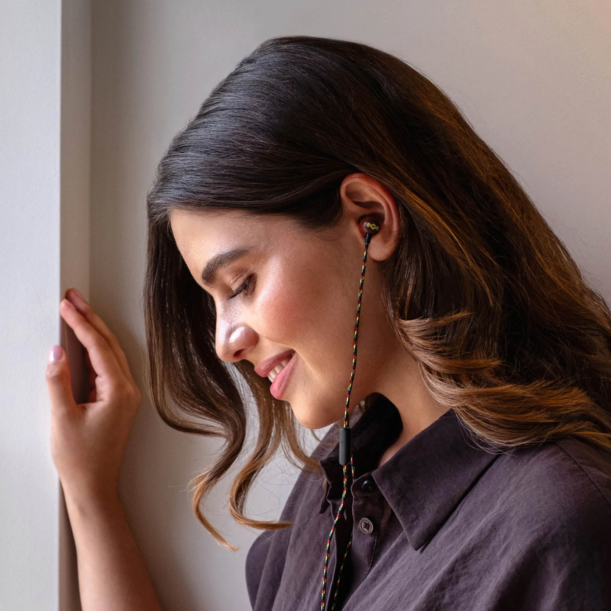<p>The House of Marley Smile Jamaica USB-C earbuds deliver clear, powerful sound with plug-and-play convenience, a tangle-resistant cable, in-line mic, and sustainably crafted materials for reliable everyday listening.</p>