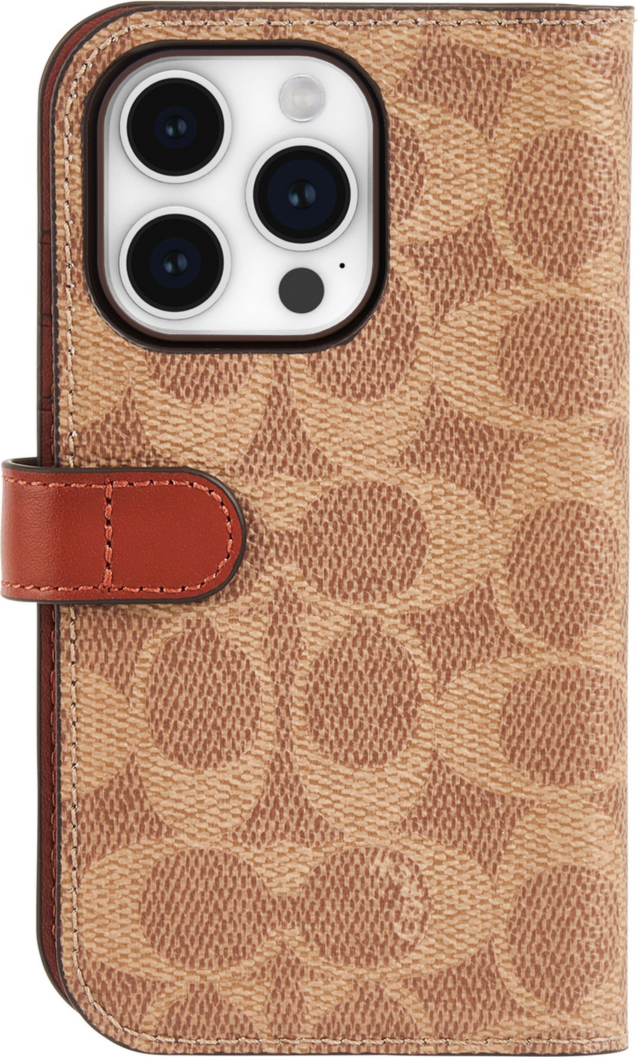 Crafted with Coach’s signature canvas, the Coach Signature C Folio Case holds the absolute essentials with its sleek design and three credit card slots.