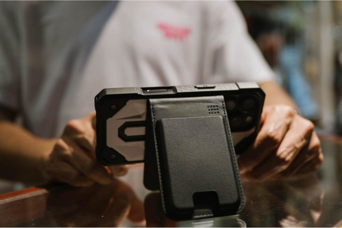 <p>The UAG Metropolis Wallet with Kevlar® offers a versatile solution for carrying cards and bills, featuring RFID, a multi-angle kickstand, and strong magnetic attachment compatible with MagSafe.</p>