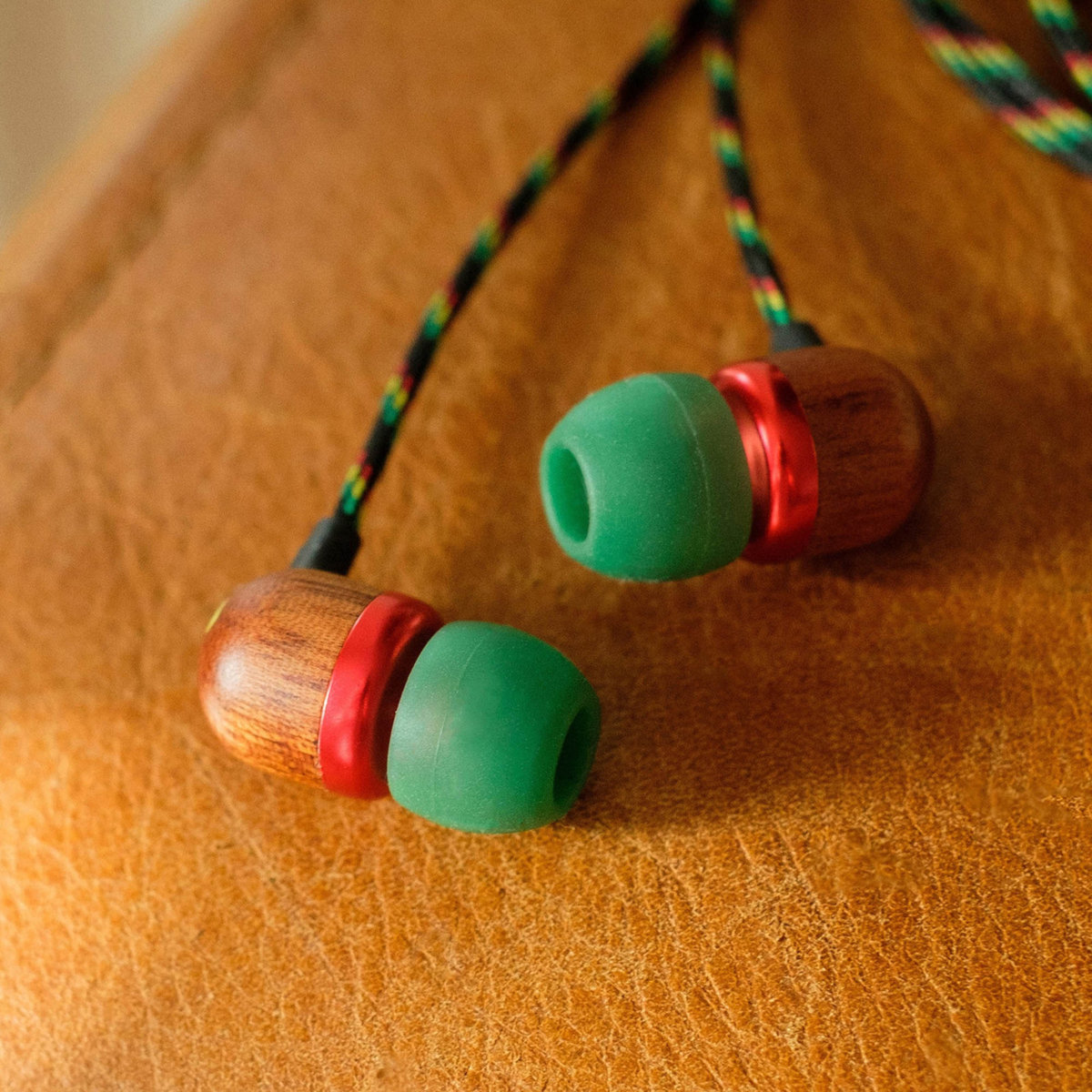 <p>The House of Marley Smile Jamaica USB-C earbuds deliver clear, powerful sound with plug-and-play convenience, a tangle-resistant cable, in-line mic, and sustainably crafted materials for reliable everyday listening.</p>