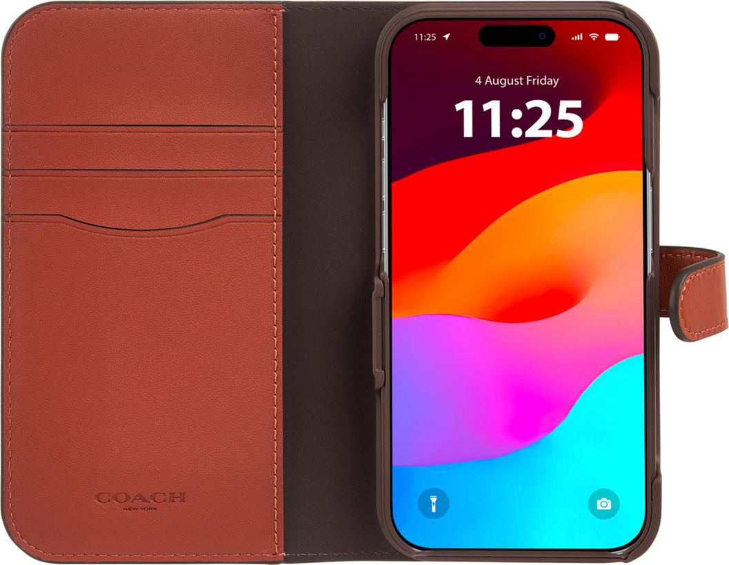 Crafted with Coach’s signature canvas, the Coach Signature C Folio Case holds the absolute essentials with its sleek design and three credit card slots.