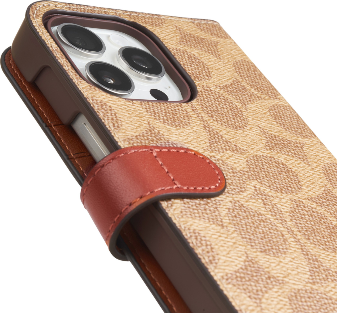 Crafted with Coach’s signature canvas, the Coach Signature C Folio Case holds the absolute essentials with its sleek design and three credit card slots.